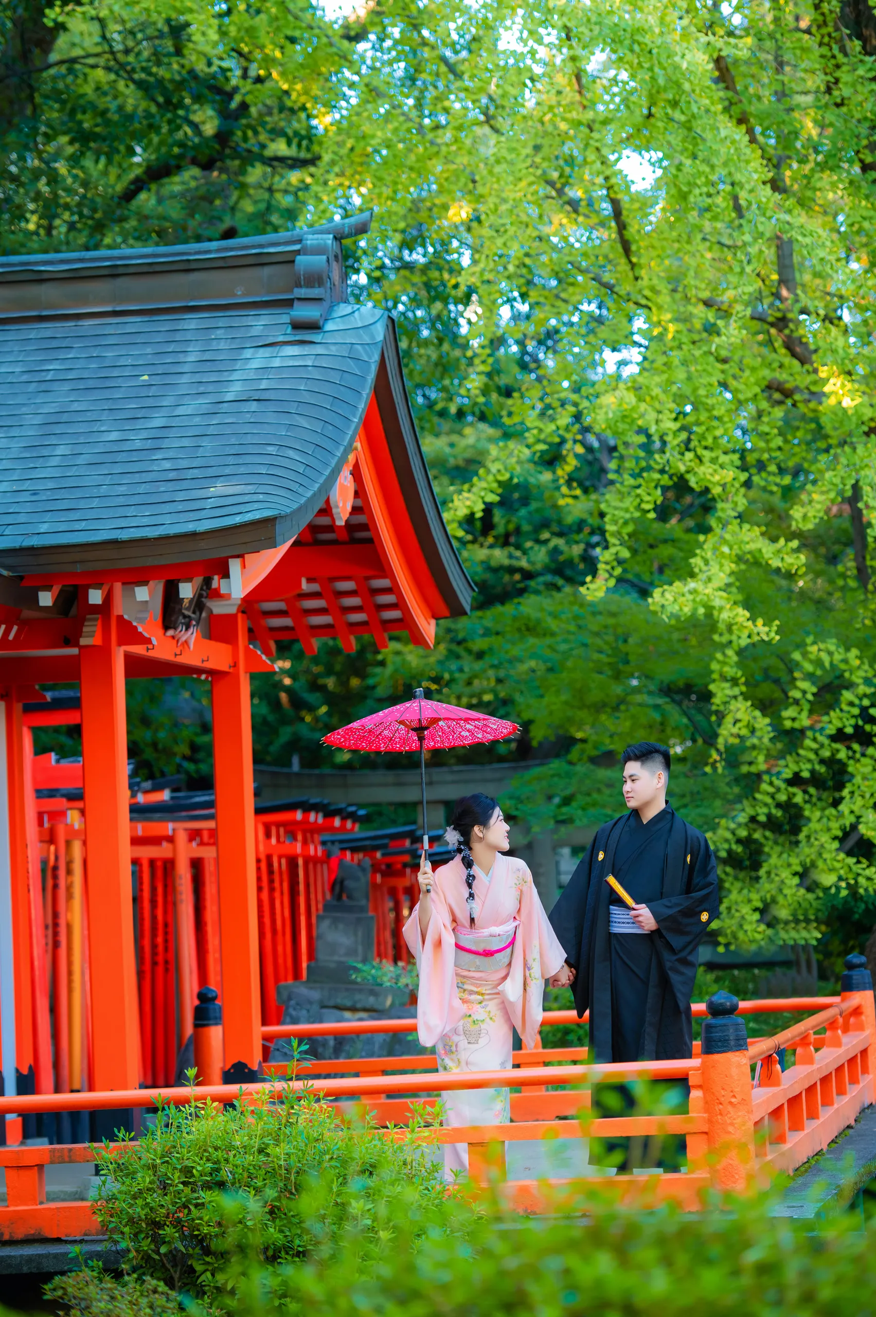 Chụp ảnh kimono tại đền Nezu, Tokyo